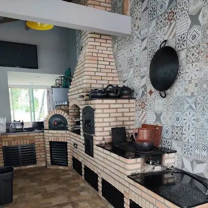 Área gourmet com forno de pizza, churrasqueira de tijolinho e azulejo, projeto de cliente