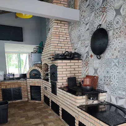 Área gourmet com forno de pizza, churrasqueira de tijolinho e azulejo, projeto de cliente