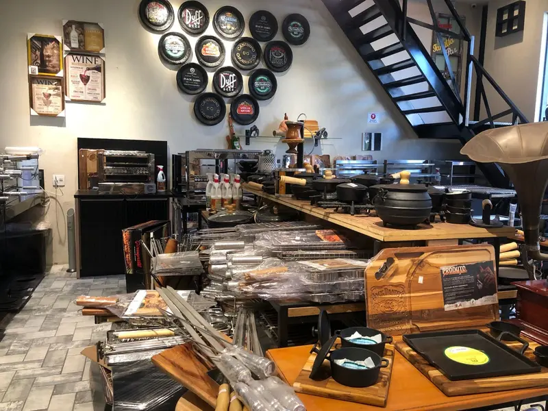 Showroom com mesa de acessórios, escada e parede de decoração