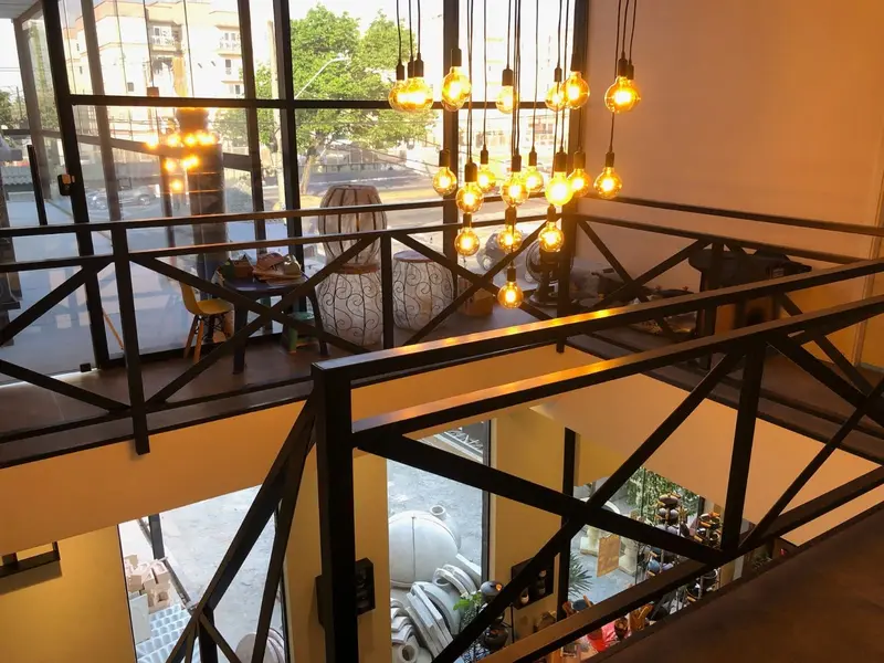 Mezanino do showroom visto de cima, com luminárias de filamento