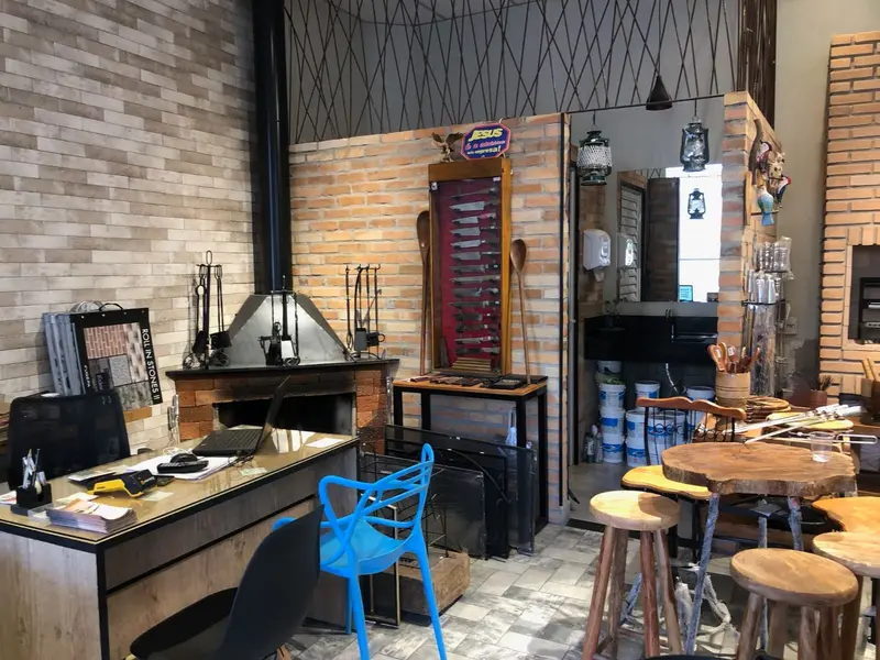 Showroom com lareira, balcão de atendimento e banquetas