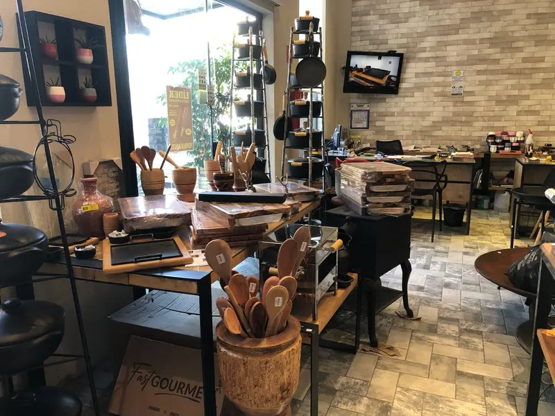 Showroom com utensílios de madeira e panelas expostos