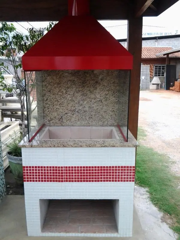 Churrasqueira com coifa vermelha, vidro lateral e faixa de pastilha vermelha