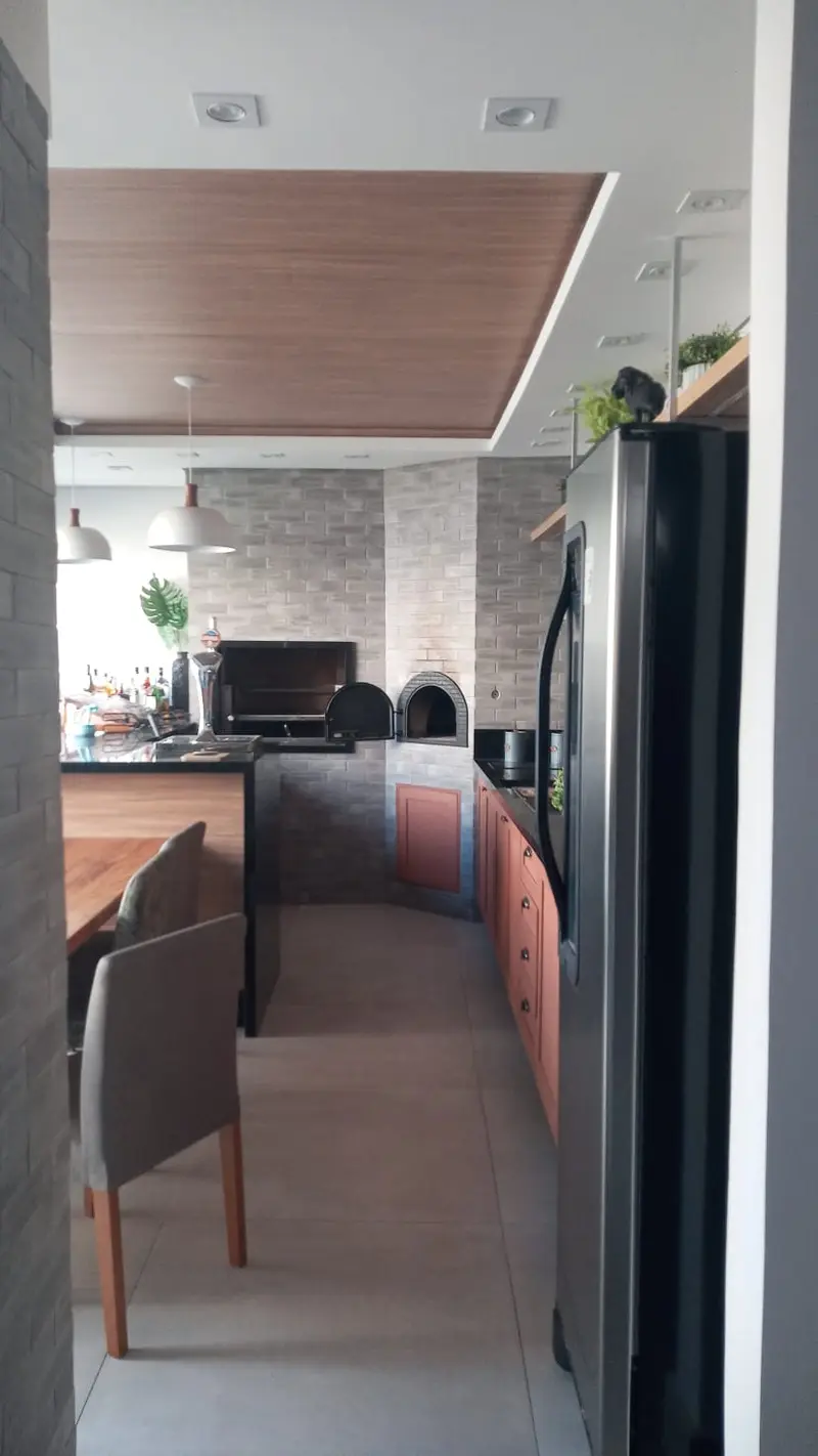 Corredor de cozinha com churrasqueira ao fundo