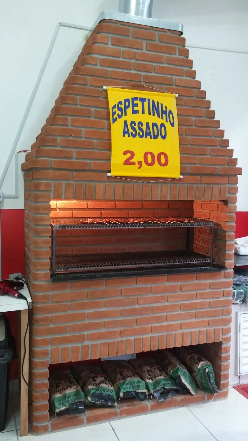Parrilla de tijolo vermelho com espaço pra lenha embaixo