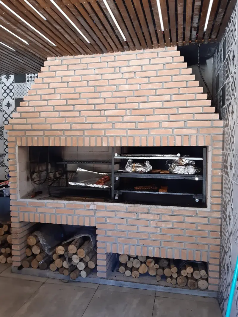 Parrilla de tijolinho com duas grelhas e espaço pra lenha embaixo