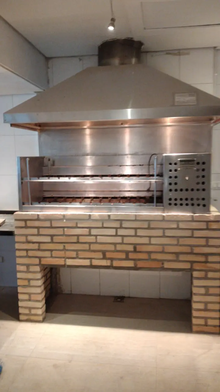 Churrasqueira de tijolinho com coifa e grelha de inox